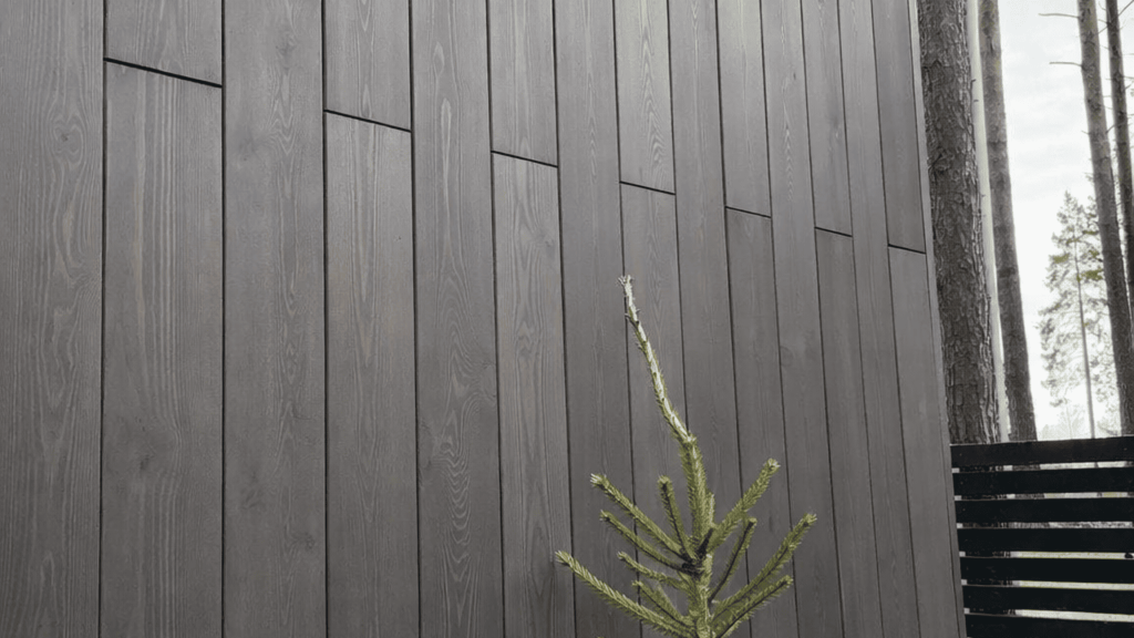 Темный фасад из планкена лиственницы Прима 20×140 — вертикальная раскладка, фирменный оттенок «Северный графит»