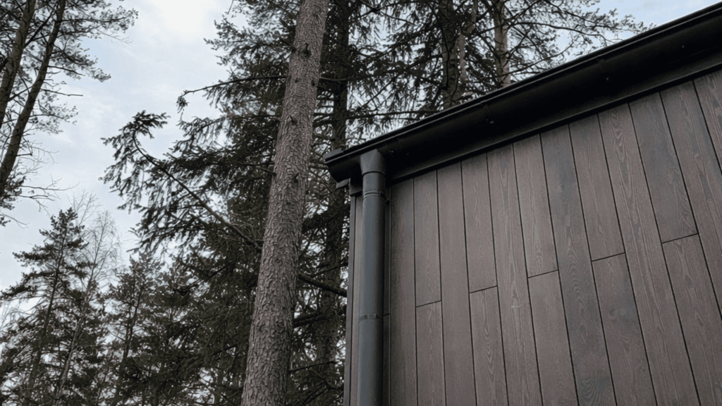 Планкен из сибирской лиственницы 20×140, сорт Прима — фасад в цвете «Северный графит» (RAL 7024+50%)