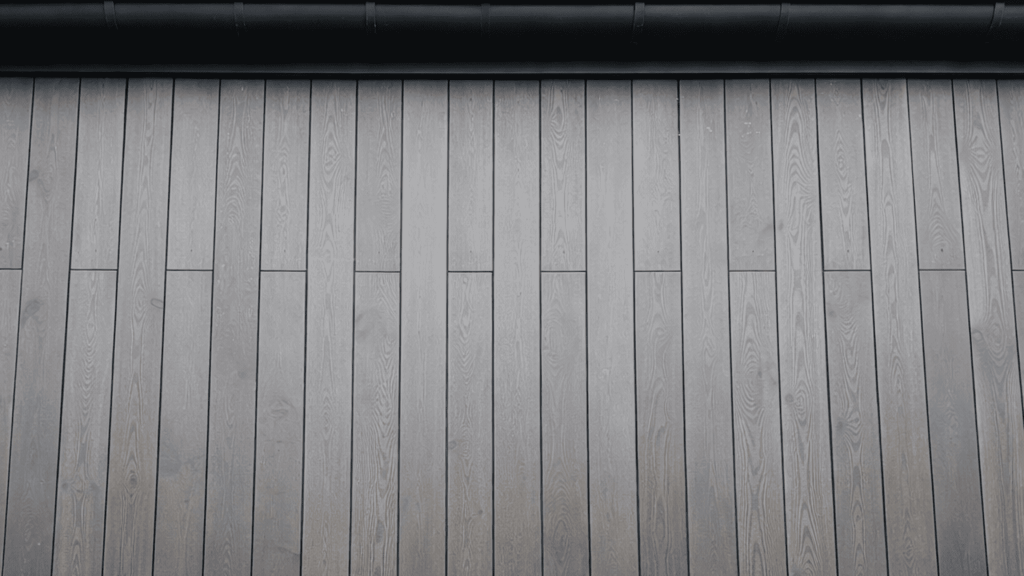 Фасад из лиственницы с покрытием маслом RAL 7024+50% — текстура древесины и графитовый тон в проекте